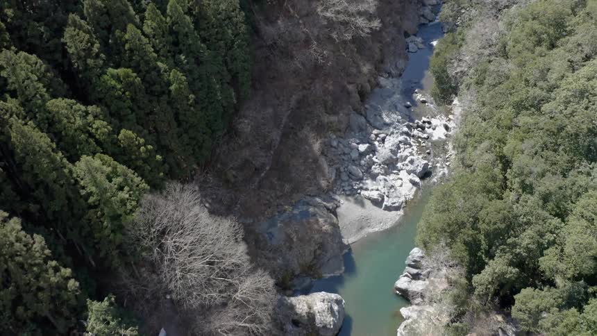Trees line the cliffs on each side of the river