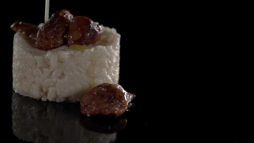 Oil is slowly poured on the food