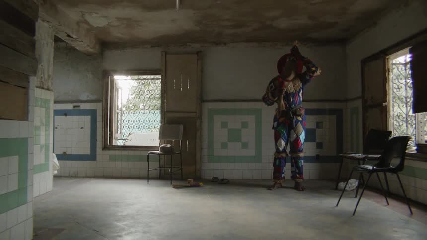 Man wears a costume indoors