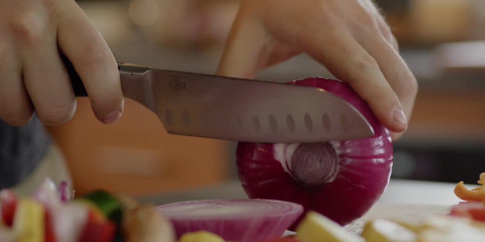 Cutting red onion