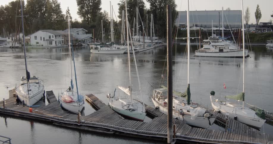 Columbia River Houseboats And Sailboats