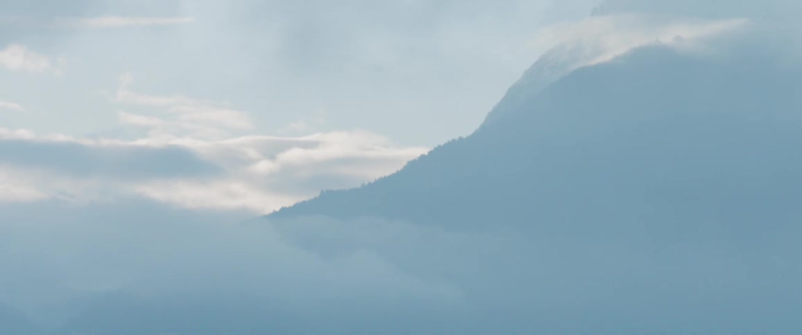 Clouds roll over montains
