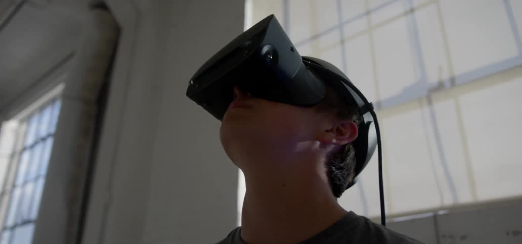 A young man uses a vr headset