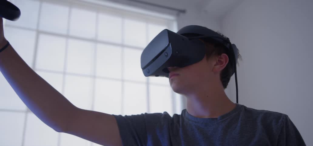 Kid using a vr set during the day