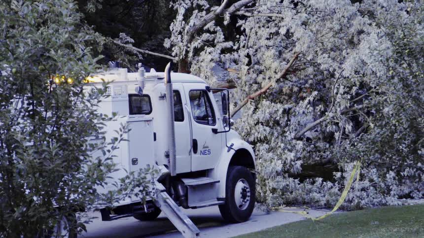 Electrical repair truck flashes its lights