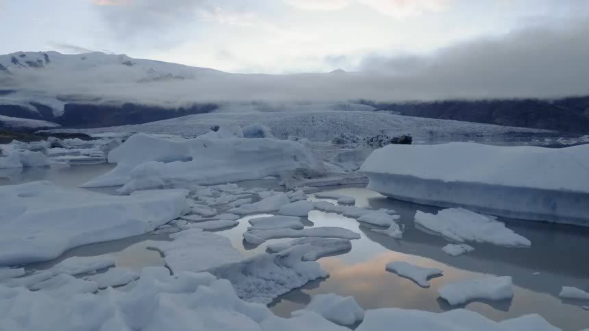 The row of ice is leading to the mountains