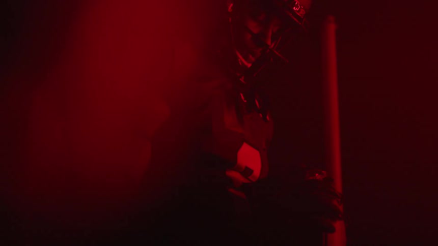 The red lights quickly flash in the dark room with the player