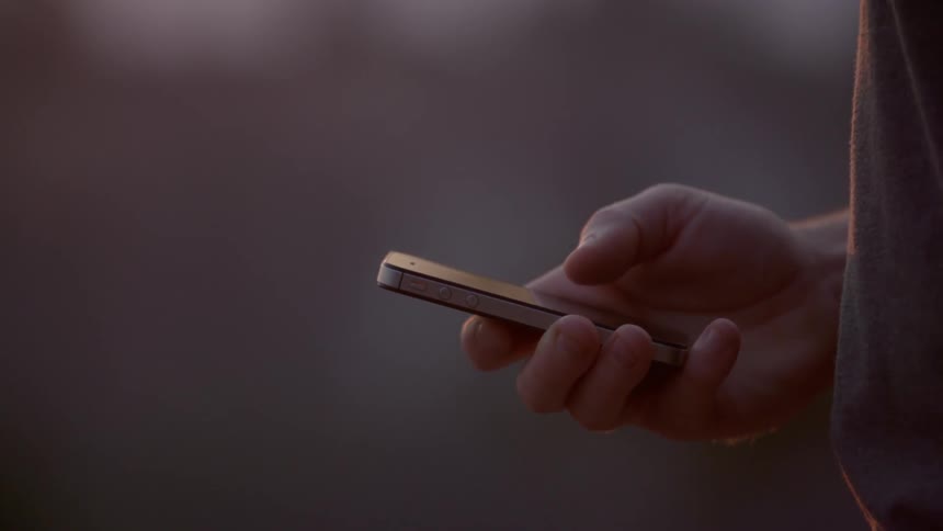 A man holds his iphone