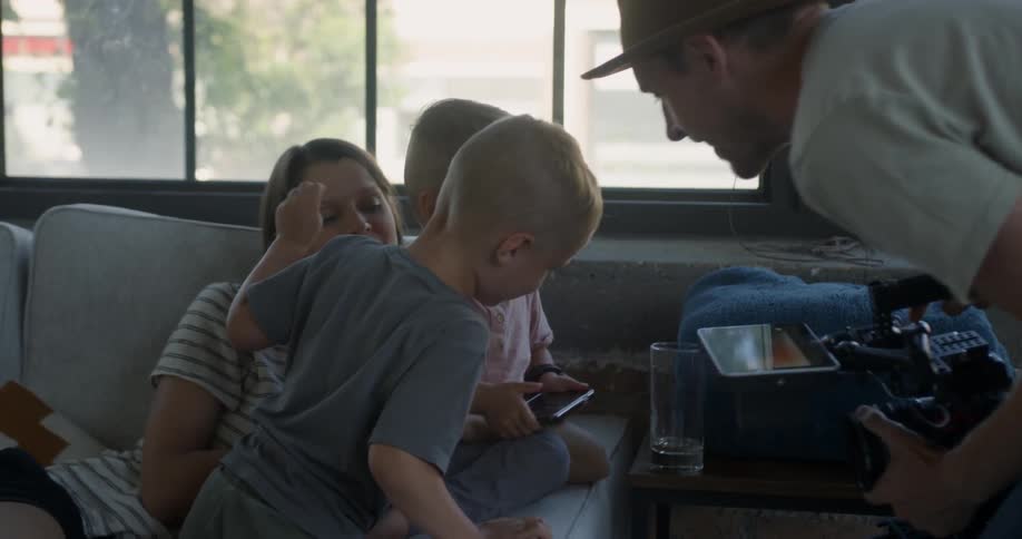 Man records his children and wife with a large camera