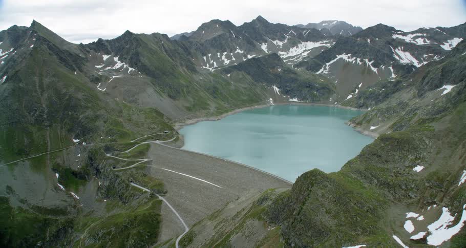 The lake lies between the mountains