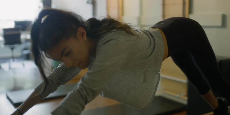 Young woman does plates in a studio