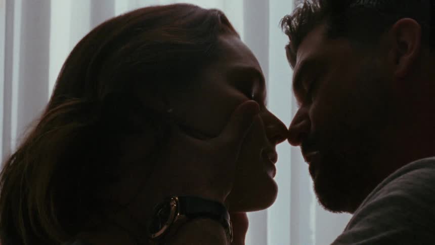 People are kissing