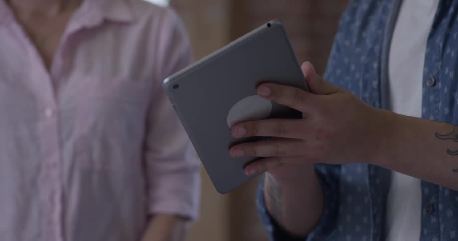 Person shows another person something on a tablet