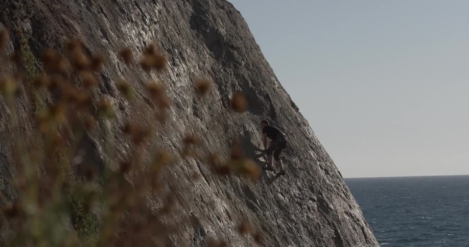 Man climbs cliff without a harness