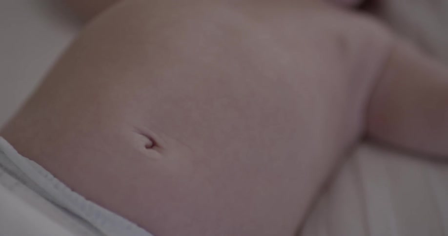 Baby's stomach flexes