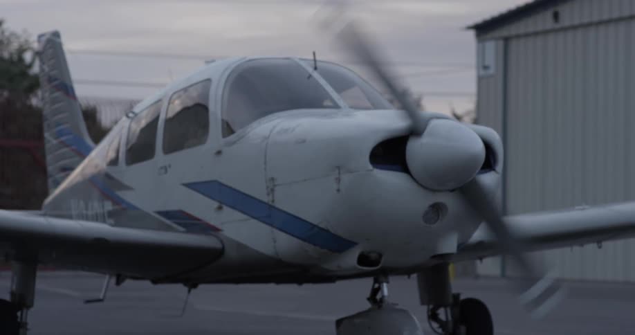 A planes propellers start and stop