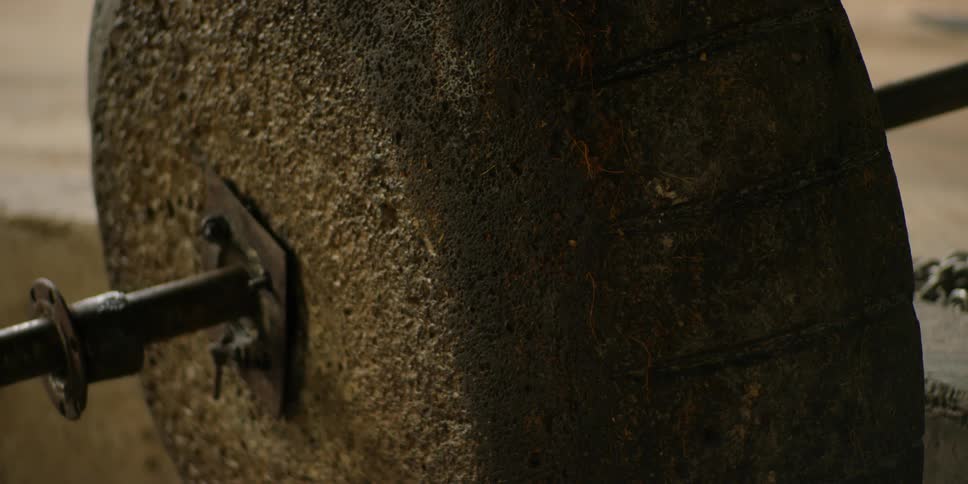 A stone wheel (a tahona) with an iron bar in the middle
