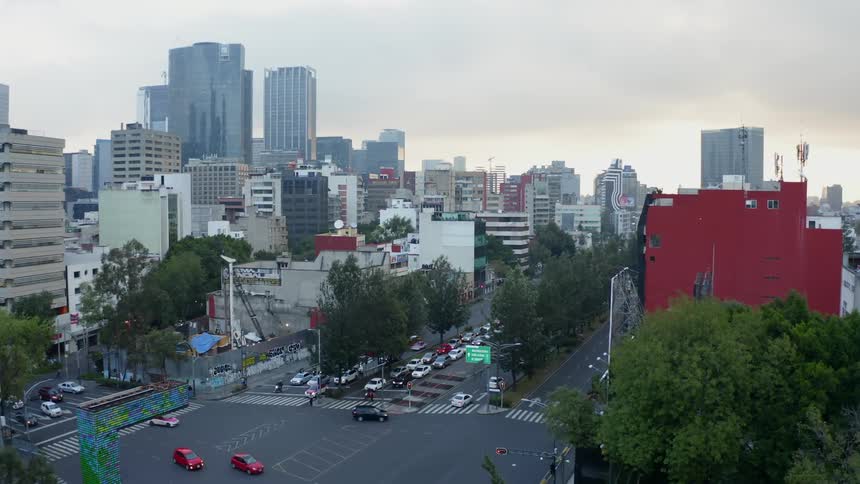The city has heavy traffic on a cloudy day