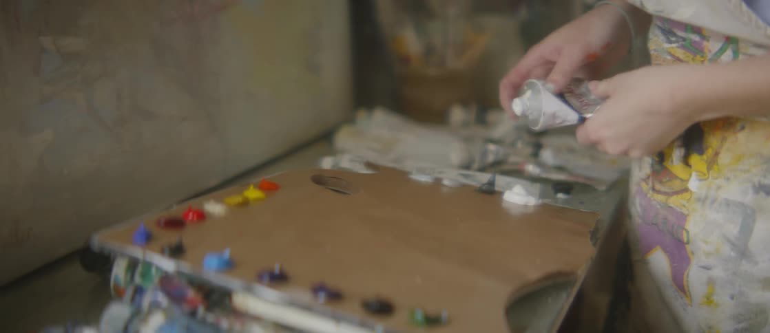 A woman puts paint on the pad