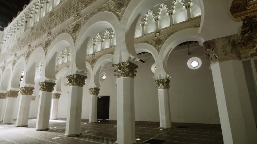 The hall is full of white pillars