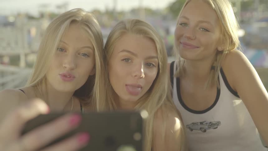 Three girls take a selfie