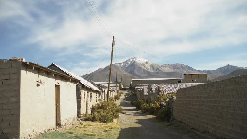 A small village leading up to the mountains