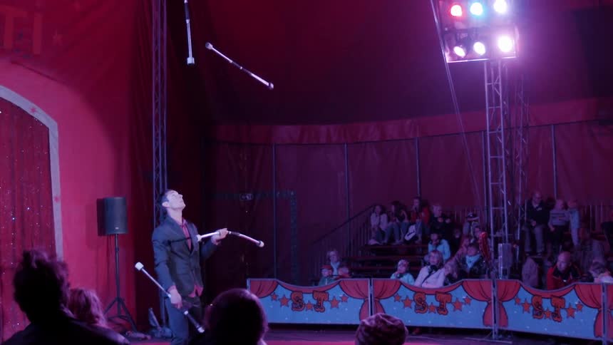 Man juggles on stage