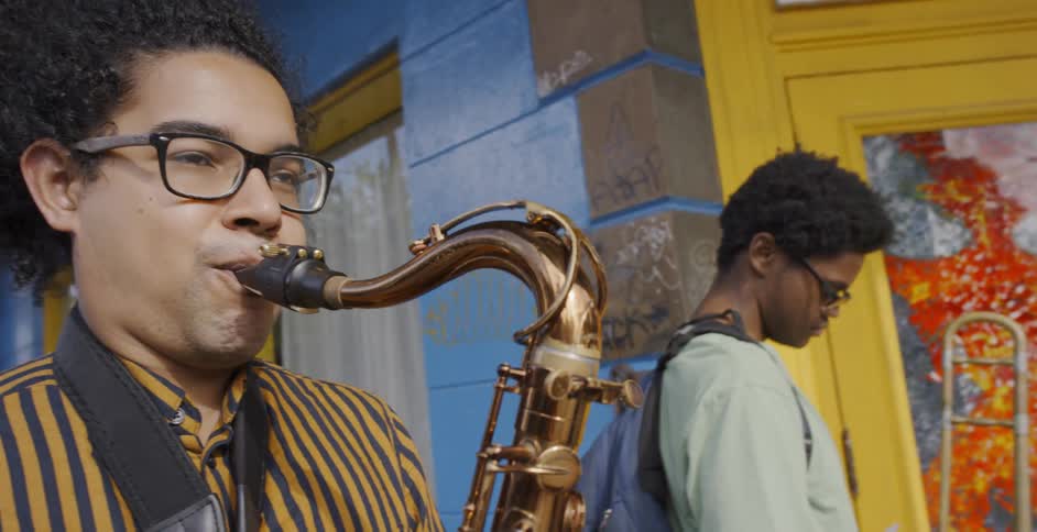 Street musicians playing instruments in new orleans