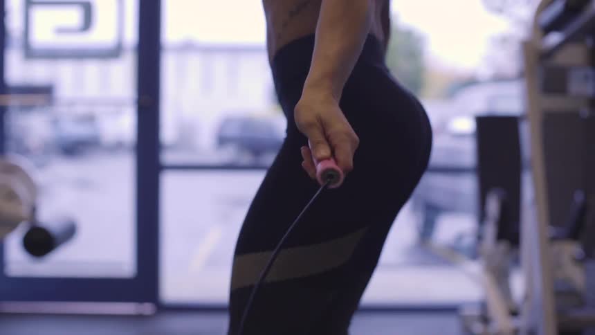 White woman skipping rope at the gym
