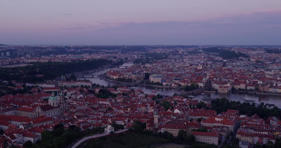 A river runs through a city