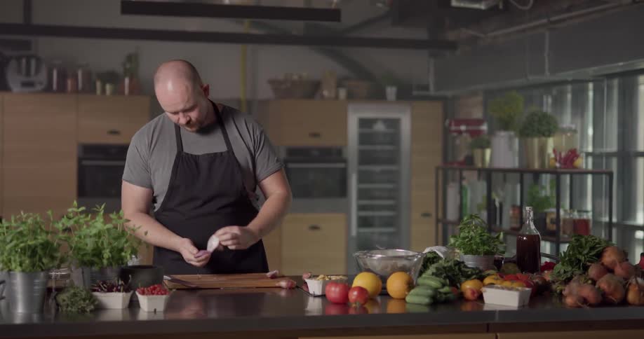 Man shops shallots on chopping board