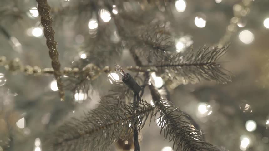 Lights flash on a christmas tree