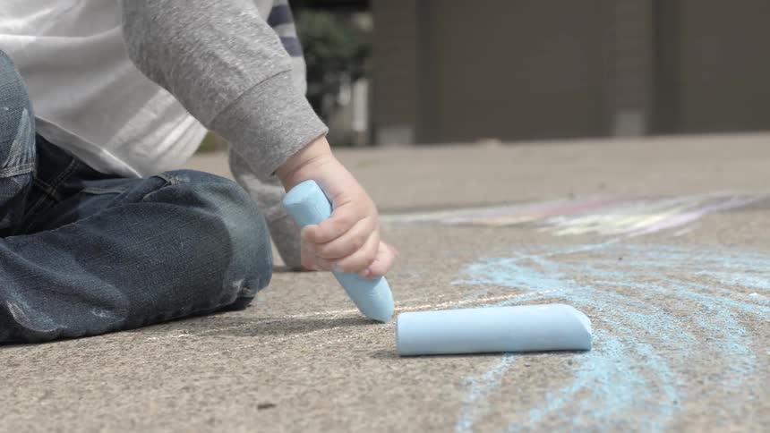 Children are drawing with chalk