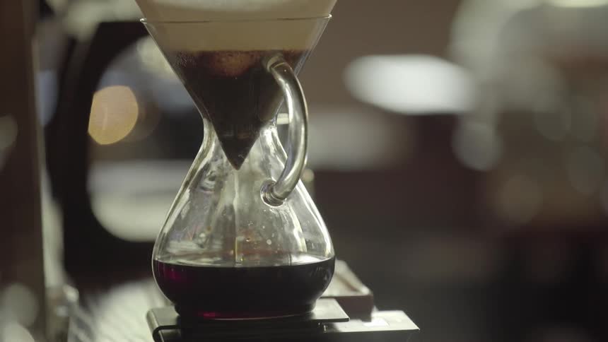 Coffee brewing in a chemex