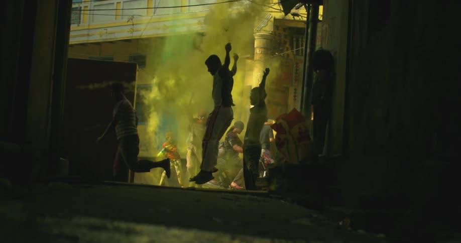 Slow motion of a color fight