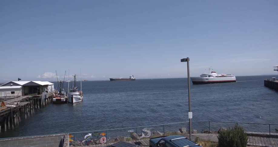 Ships pulling into dock